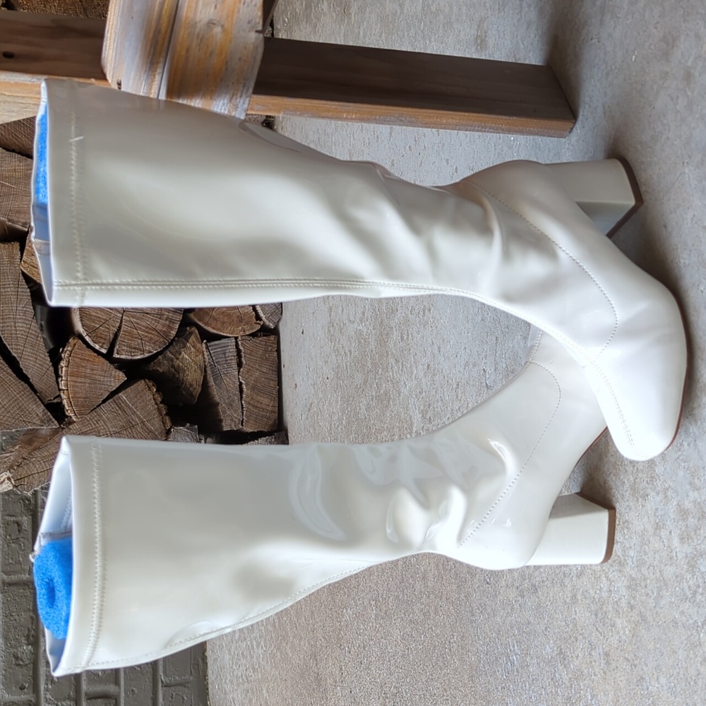 White Go-Go boots, pleather patent finish, ladies' size 7, Dream Pairs